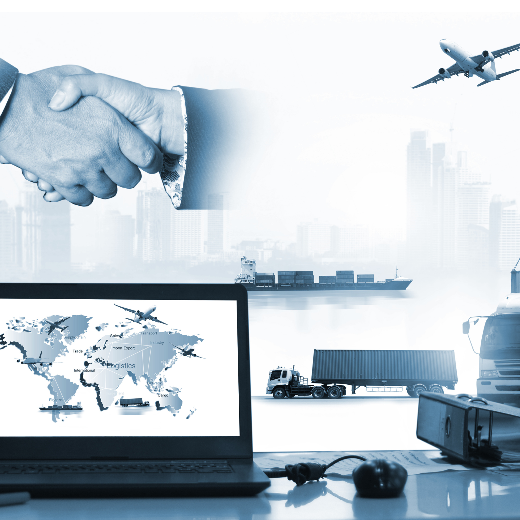 Image d'une poignée de main devant des moyens de transport (avion, navire cargo, camions) et un ordinateur portable affichant une carte du monde.